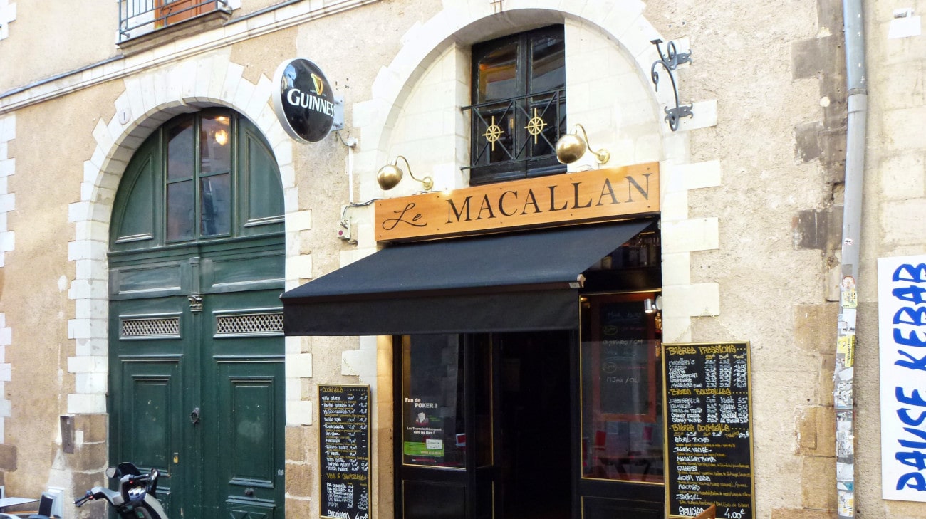 Store Banne Bras Croisés - Bar Le Macallan à Nantes (44) par Espacio