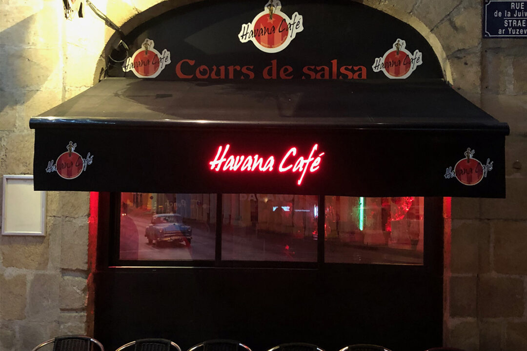 Lambrequin lumineux au Havana Café à Nantes par Espacio