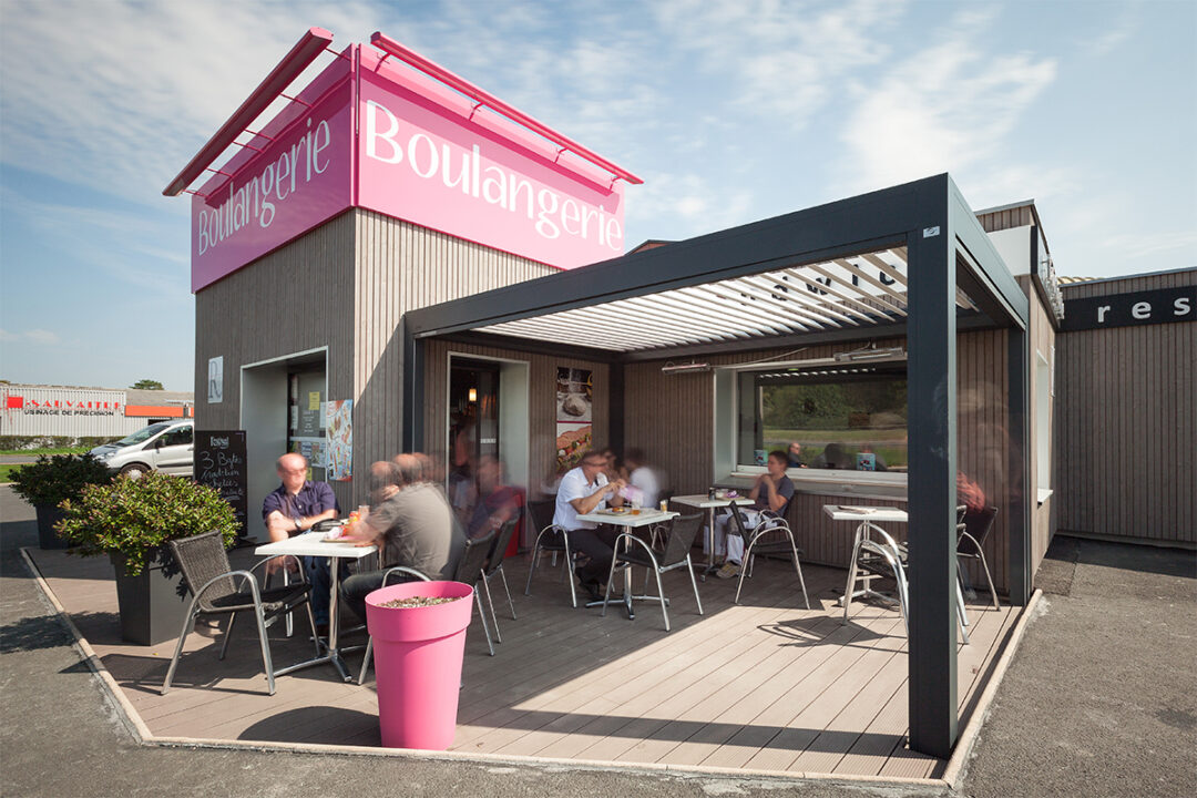 Pergola Bioclimatique à la boulangerie Renaudin à St Léger sous Cholet (49) installée par Espacio