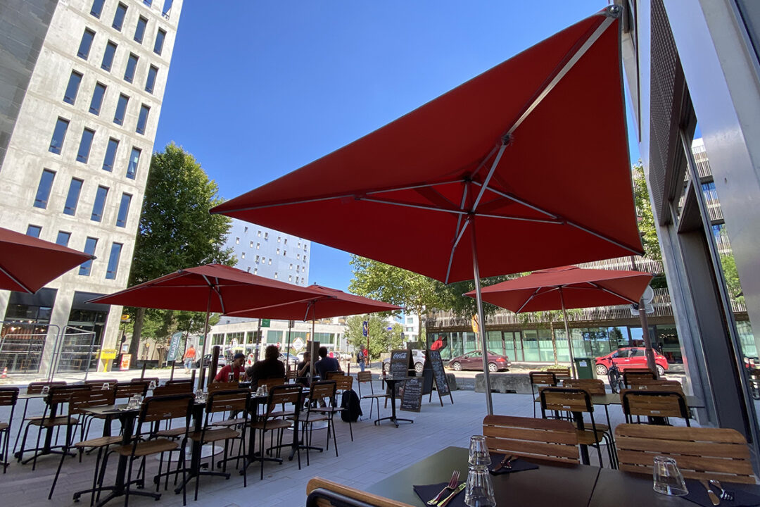 Parasol Cortina au Funambules à Nantes par Espacio