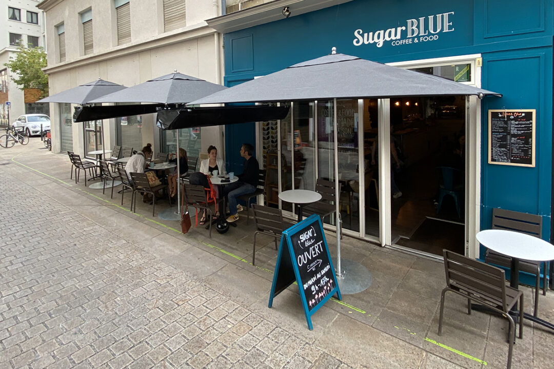 Parasols Cortina avec gouttières en location au Sugar Blue Coffee à Nantes (44) par Espacio