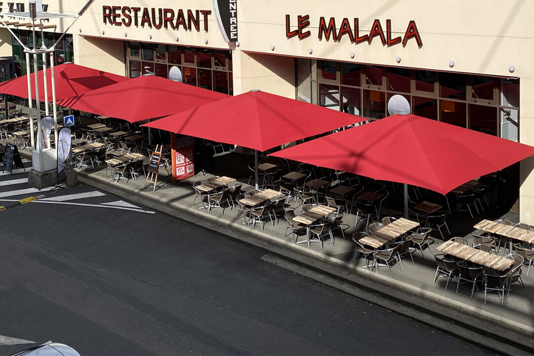 Parasols Noblesse au restaurant Le Malala à Saint-Herblain (44) par Espacio