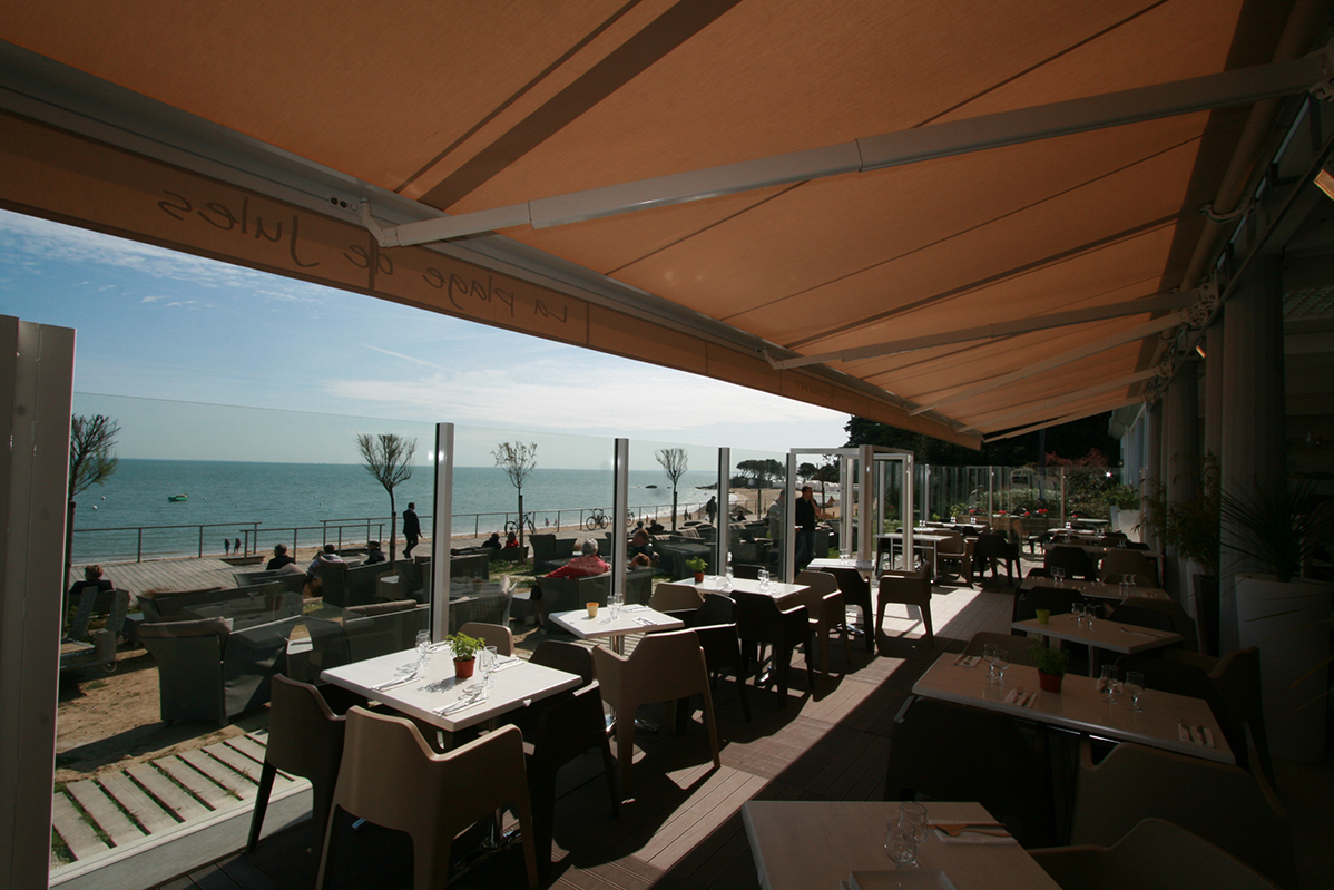 Store Banne Jumbo à La plage de Jules à Noirmoutier par Espacio