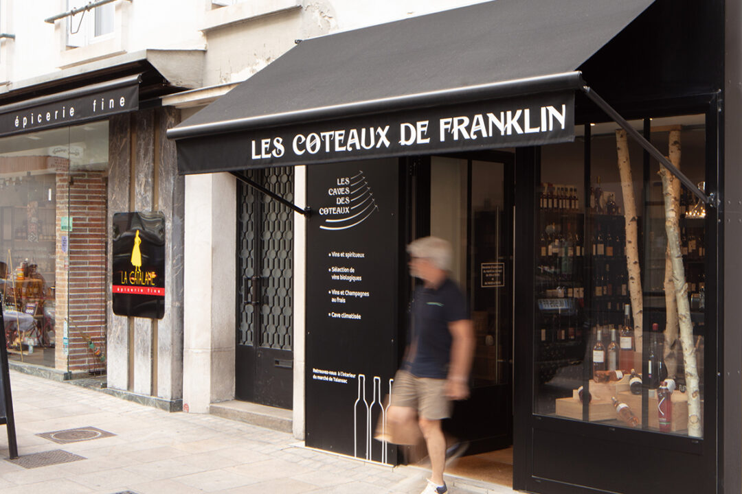 Store banne à projection installé chez Les coteaux de Franklin à Nantes (44) par Espacio.