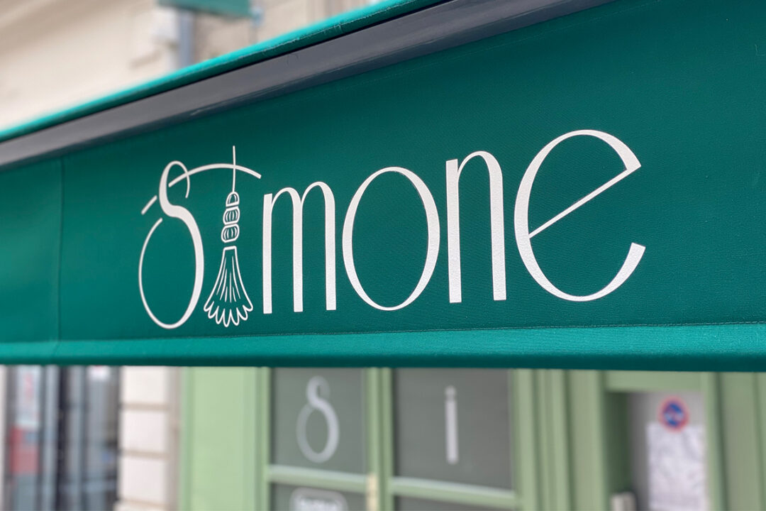Store Banne Madrid et Lambrequin Peint installés au restaurant Simone à Nantes (44) par Espacio.