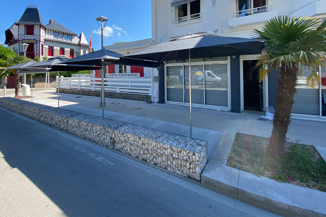 Parasols Cortina 2x3 m gris graphite installés à la terrasse du restaurant Le 14 à La Baule (44) par Espacio