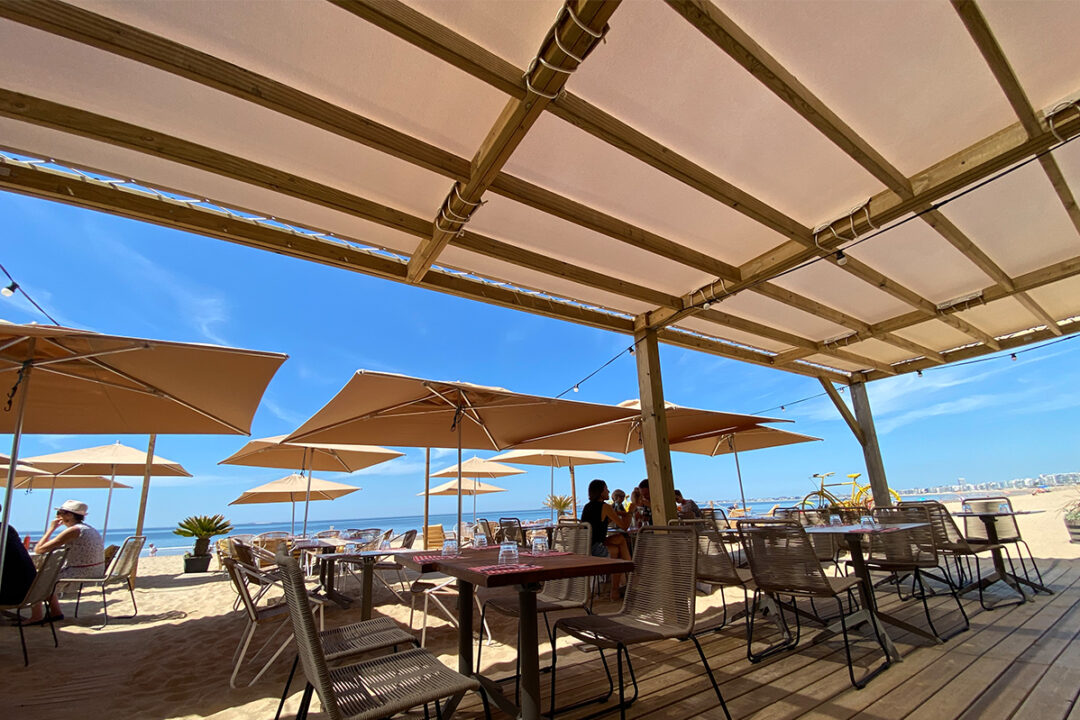 Pergola Toile Fixe installée au restaurant Papy Mougeot à Pornichet (44) par Espacio