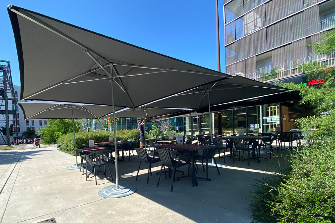 Des parasols Cortina installés à La Pizza de Nico à Nantes (44) par Espacio.