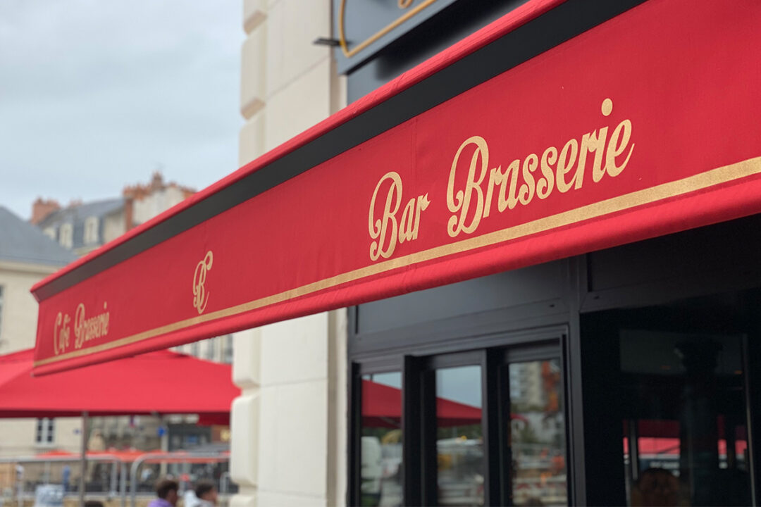 Store banne Madrid rouge installé au Bouillon du Commerce à Nantes (44) par Espacio