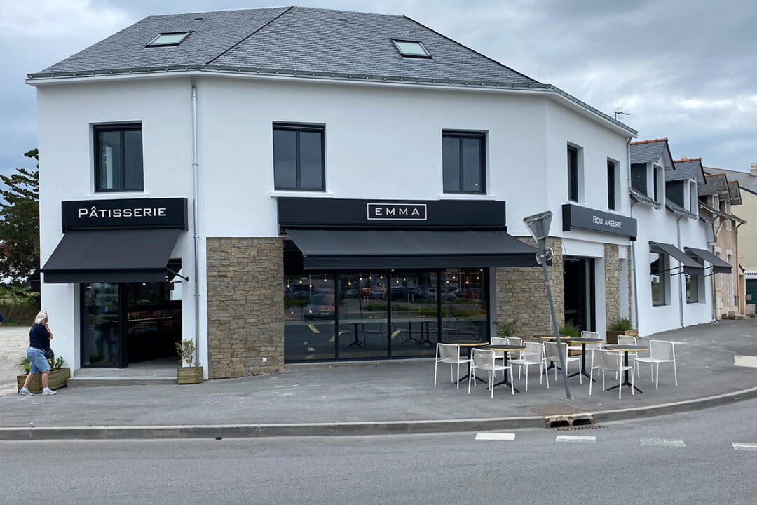 Stores Banne Madrid et stores bannettes installés à, la boulangerie-pâtisserie Emma au Pouliguen (44) par Espacio