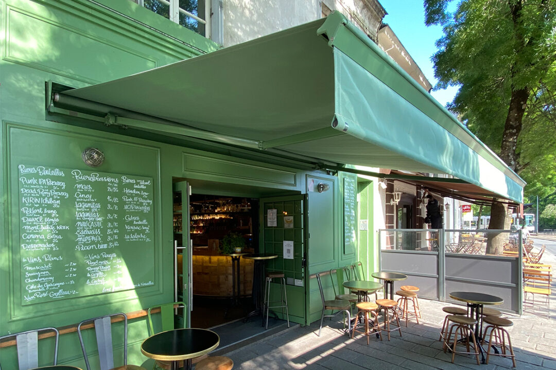 Store banne Madrid installé au bar Lune Froide à Nantes (44) par Espacio