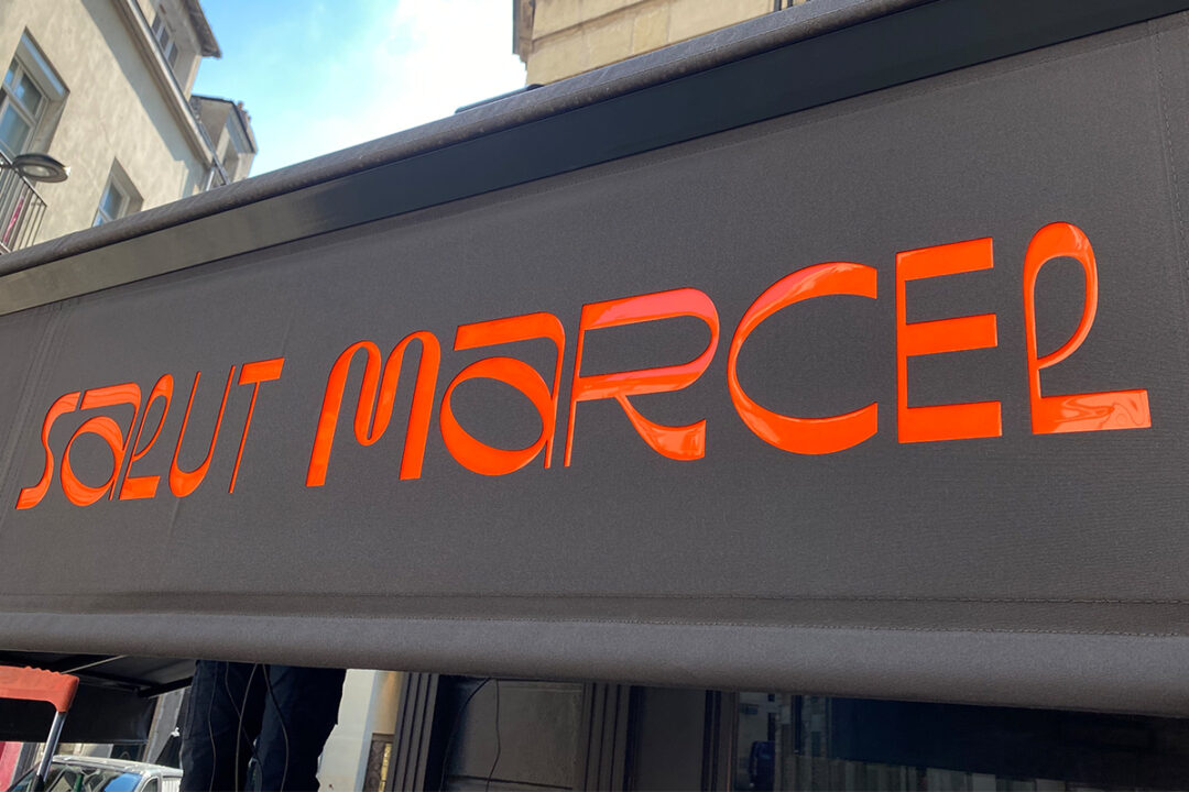 Lambrequin lumineux installé au restaurant Salut Marcel à Nantes (44) par Espacio