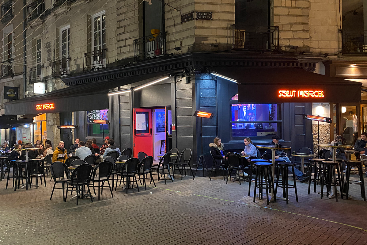 Lambrequins lumineux installé au bar Salut Marcel à Nantes (44) par Espacio