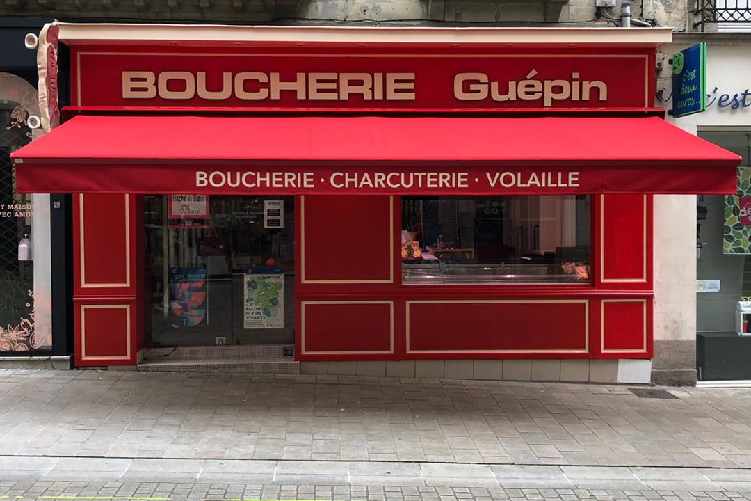 Store banne Madrid avec lambrequin peint installé à la Boucherie Guépin à Nantes (44) par Espacio