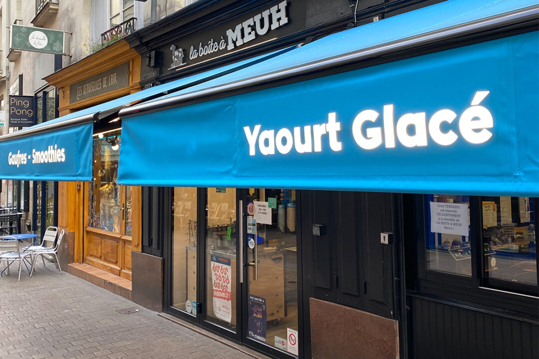 Lambrequins lumineux installés au glacier La Boîte à Meuh à Nantes (44) par Espacio