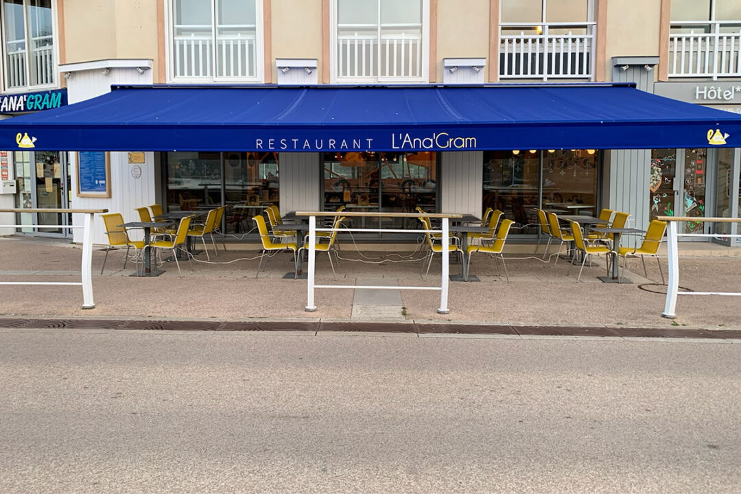 Store Banne installé au restaurant L'Ana'Gram à Pornic (44) par Espacio.