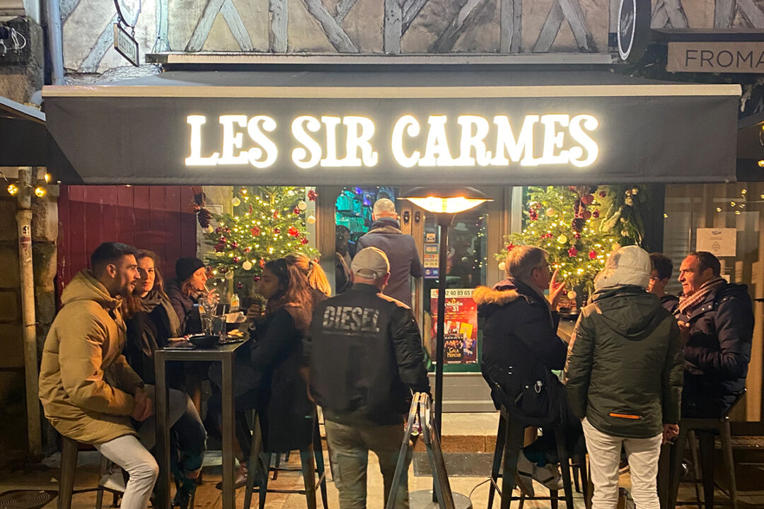 Lambrequin lumineux installé au bistro bar Les Sirs Carmes à Nantes (44) par Espacio