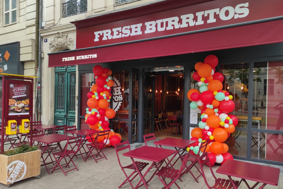 Store et lambrequin lumineux installés à Fresh Burritos à Angers (49) par Espacio.