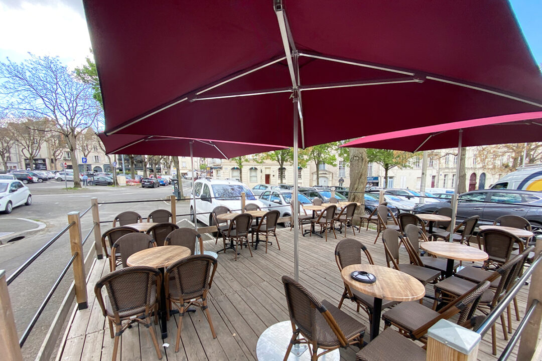 3 Parasols Cortina installés à la terrasse du Welsh à Angers (46) par Espacio