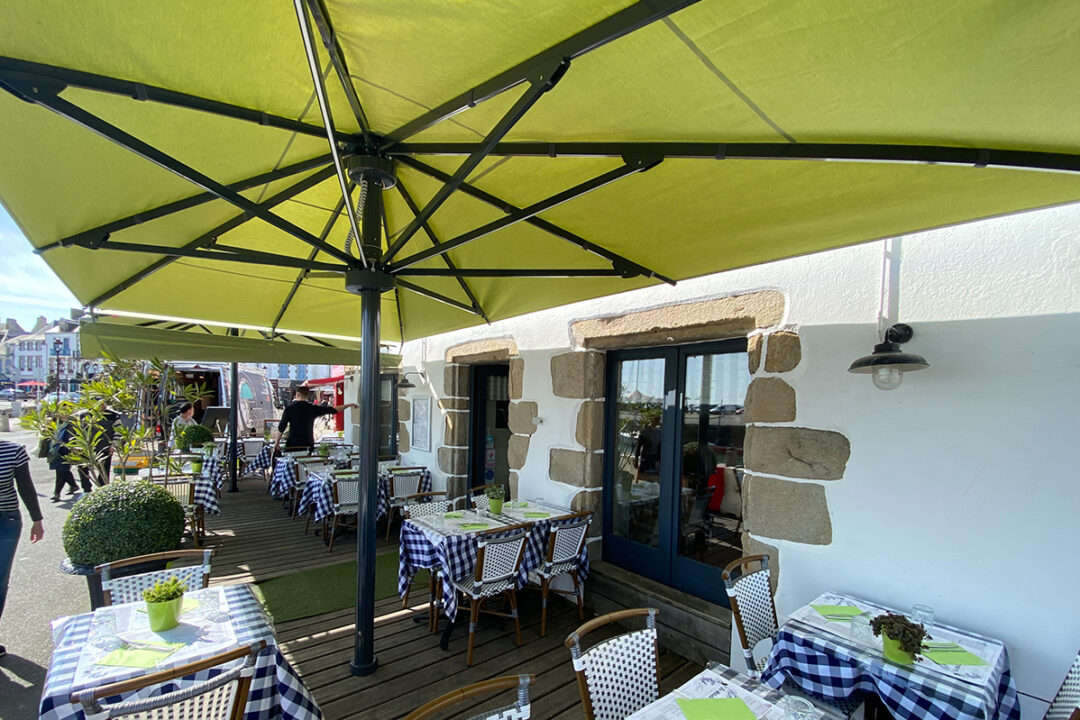 2 parasols Noblesse de 6x3 m installés à la crêperie La Mélodie d'Ael au Croisic (44) par Espacio