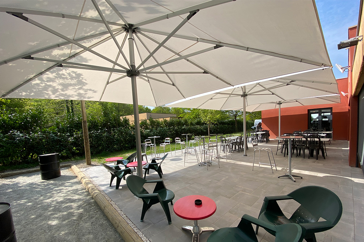 3 parasols Noblesse de 6x5 m installés au restaurant La terrasse du buisson à La Chapelle-sur-Erdre (44) par Espacio