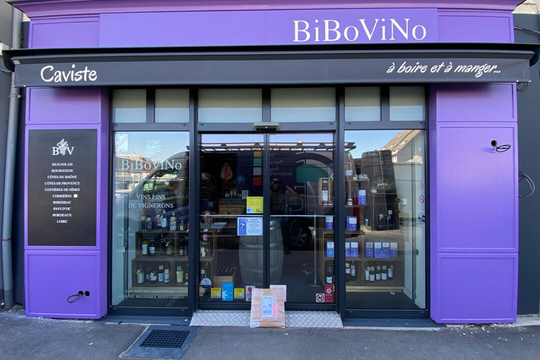 Store banne Madrid installé au caviste Bibo Vino à La Roche sur Yon (85) par Espacio