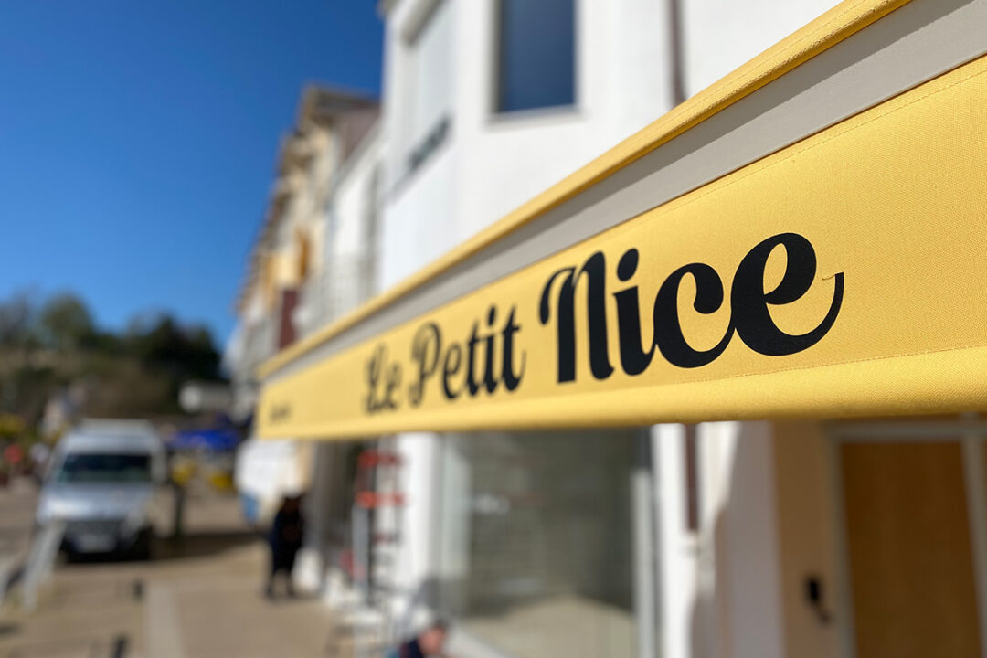 Store banne Madrid installé à la crêperie-glacier Le Petit Nice à Pornic (44) par Espacio