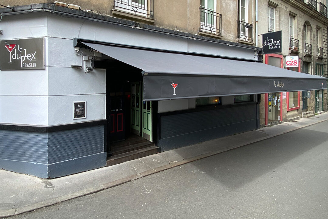 Store banne Madrid avec lambrequin lumineux installé au bar Le Duplex à Nantes (44) par Espacio