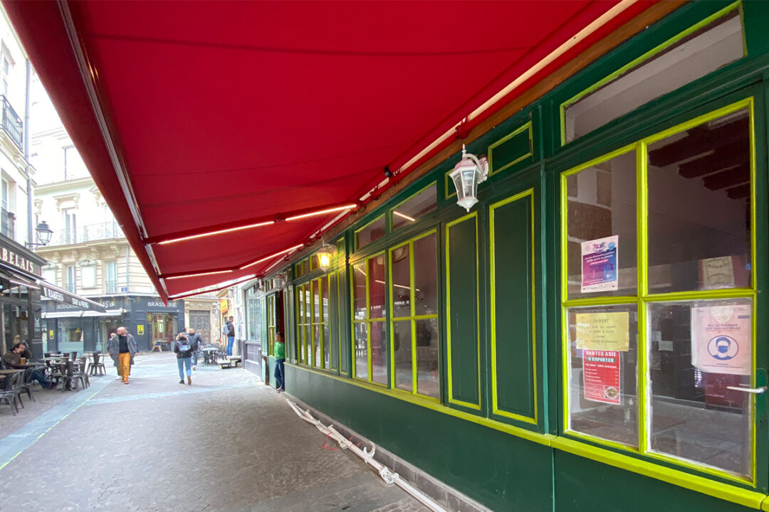 Store Banne Antibes de 12 mètres installé au restaurant Nantes Asie par Espacio