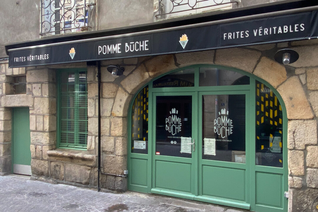 Store banne et lambrequin lumineux installé à la friterie Pomme Buche à Nantes (44) par Espacio