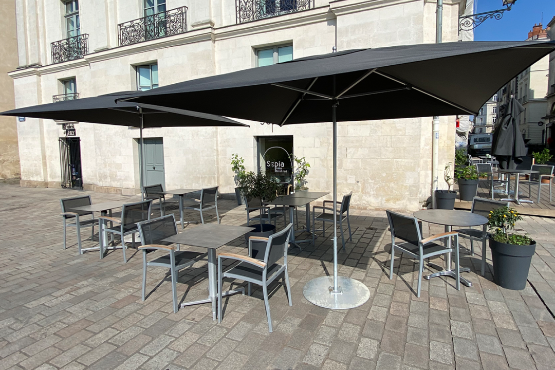 Parasols Cortina installés au restaurant Sepia à Nantes (44) par Espacio