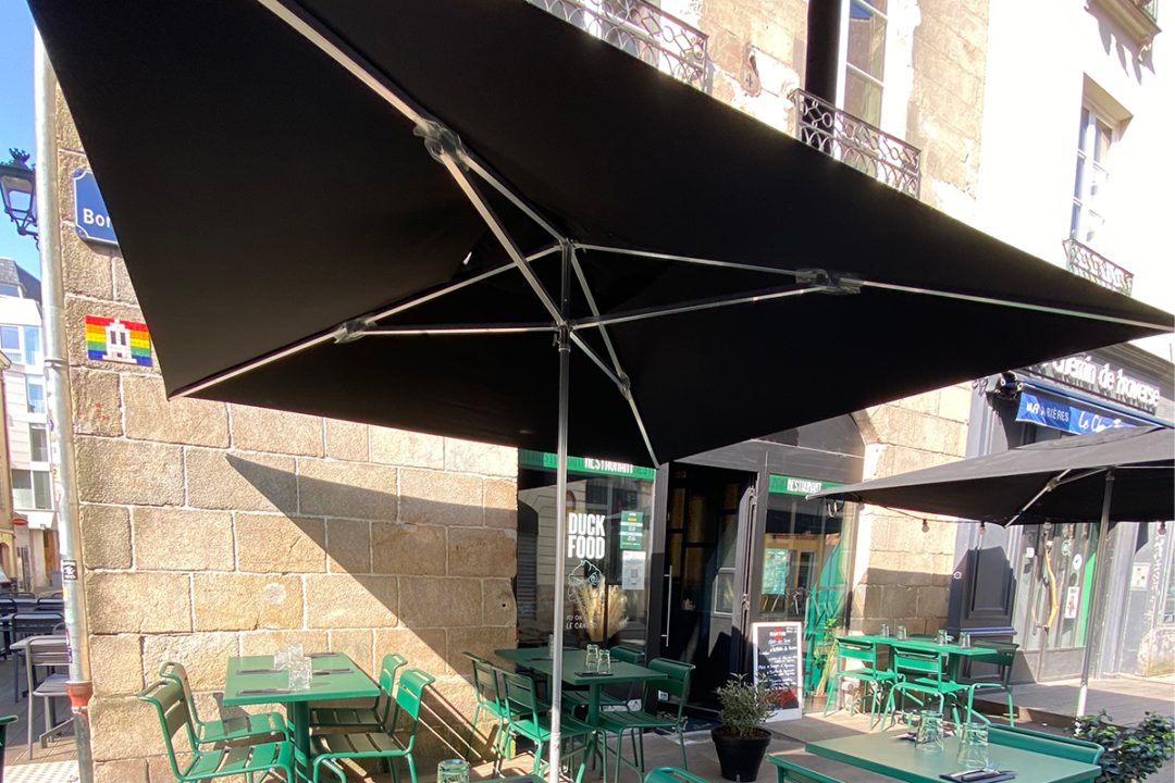 Parasols Cortina installés au restaurant The Frenchie à Nantes (44) par Espacio