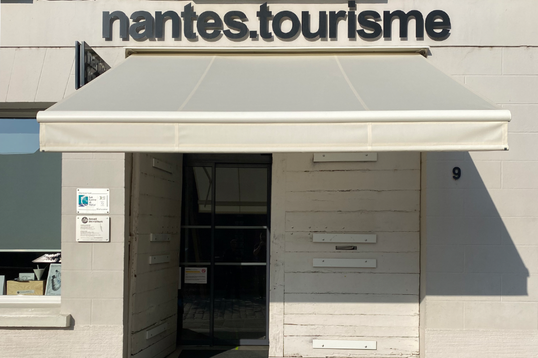 Store banne Genes installé à la boutique Nantes Tourisme du Voyage à Nantes par Espacio