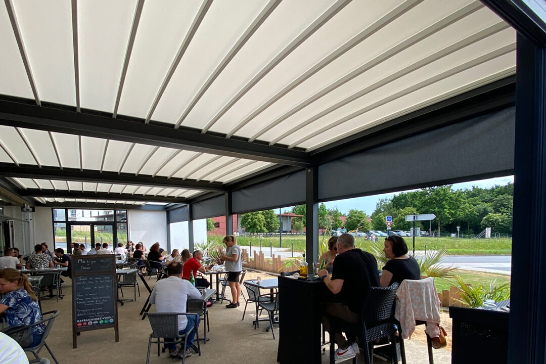 Pergola à toit rétractable de 17 m x 6 m installée au restaurant KOKO à Nantes (44) par Espacio