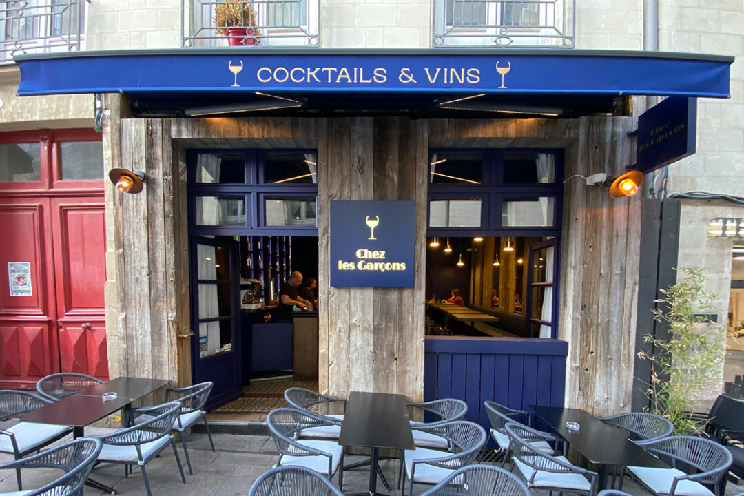 Store banne installé au bar Chez les garçons à Nantes (44) par Espacio