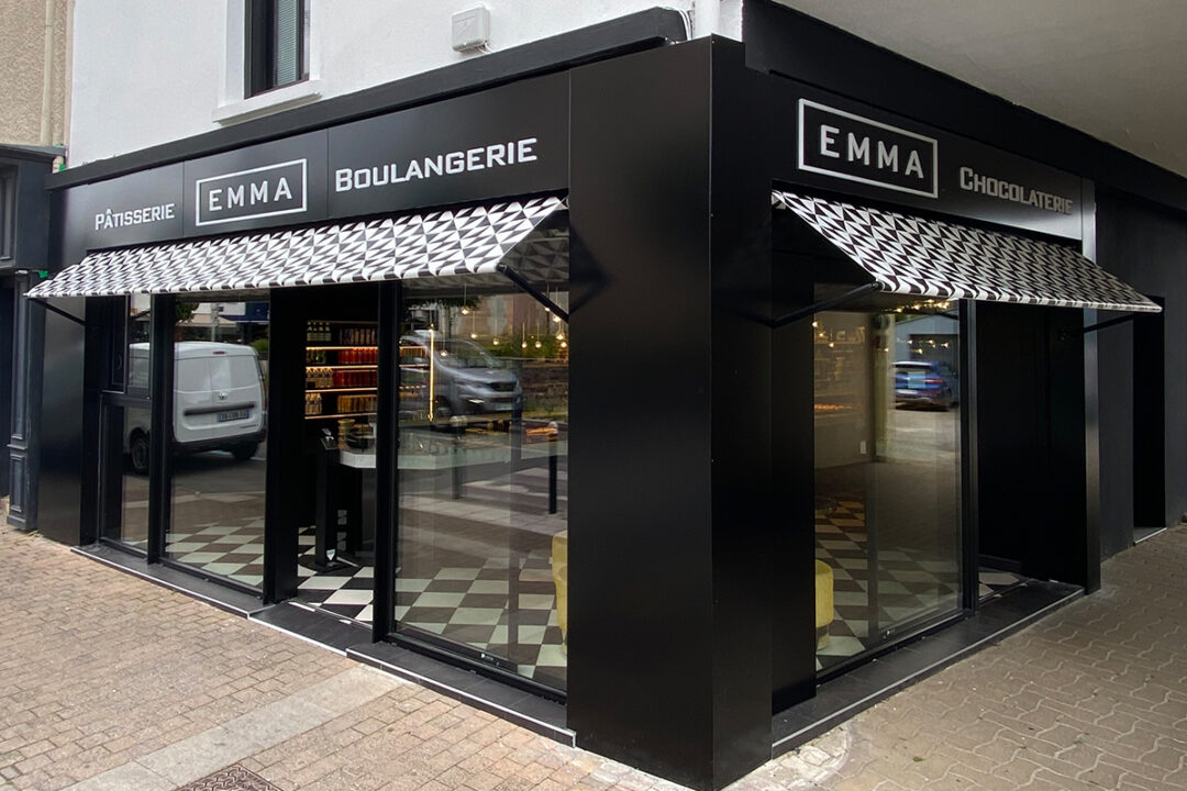 Deux stores bannette à projection installés à la boulangerie Emma à Sainte Luce (44) par Espacio
