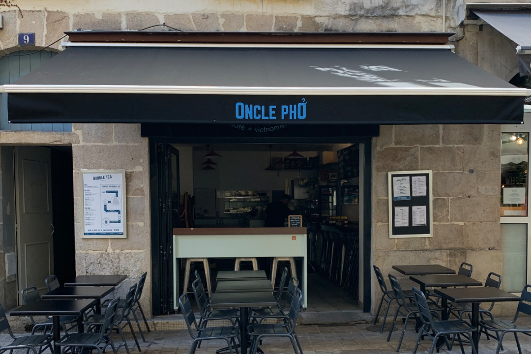 Ré-entoilage d'une store banne chez Oncle Pho à Nantes (44) par ESPACIO