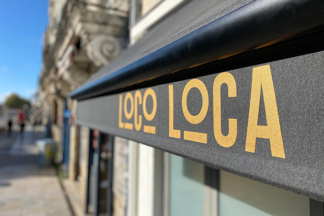 Lambrequin peint installé sur un store au restaurant Logo Loca à Nantes (44) par Espacio