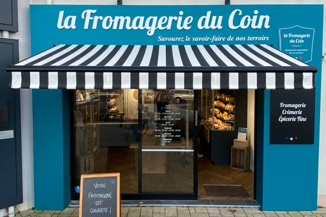 Store Banne Antibes avec toile rayée de 3,5 m installé à la Fromagerie du Coin à Bouaye (44) par Espacio