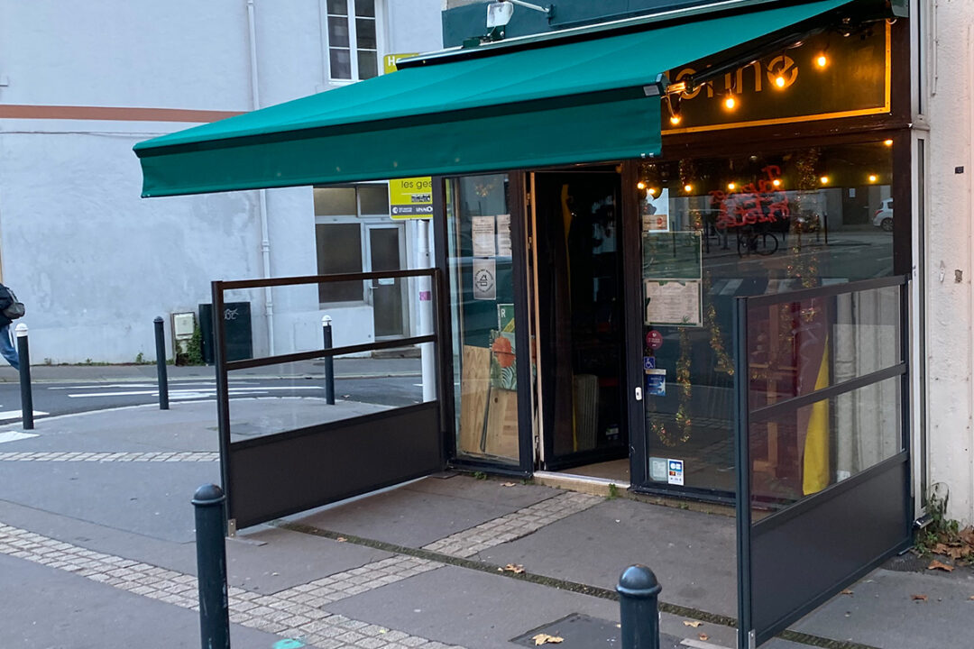 Store Madrid vert foret et pare-vent fixe installé au restaurant Breizh'ilienne à Nantes (44) par Espacio