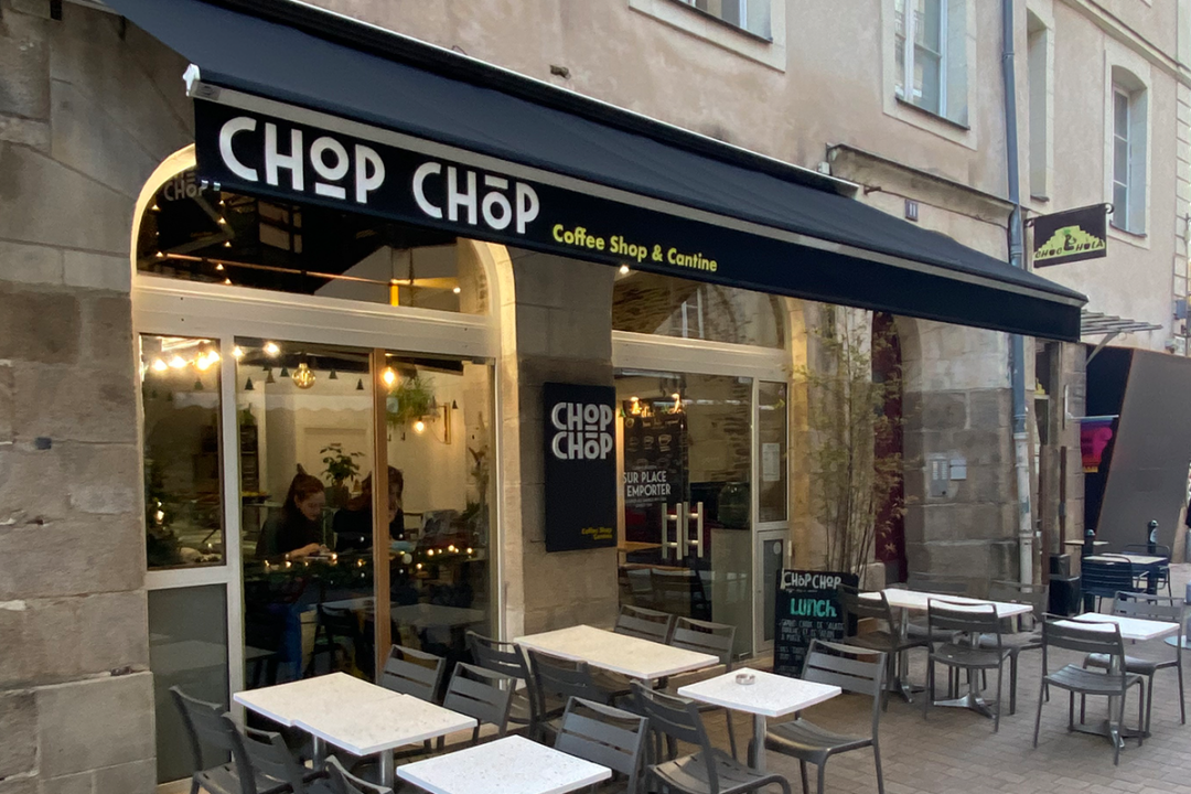 Store banne noir avec lambrequin peint installé chez CHOP CHOP à Nantes (44) par Espacio