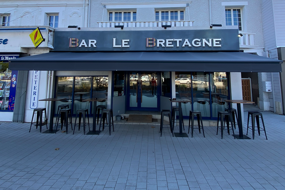 Store Banne Madrid installé au bar Le Bretagne à Pornichet (44) par Espacio