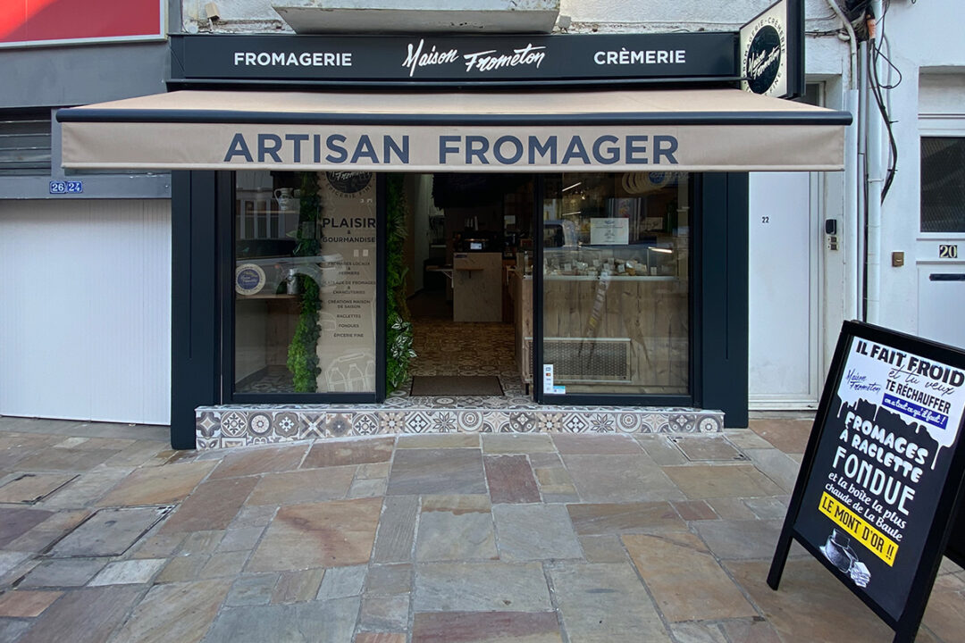 Store Banne Antibes installé à la fromagerie Maison Frometon à La Baule 44 par ESPACIO