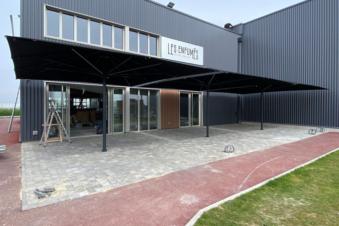 3 parasols géants Noblesse de 6x5 m installés au restaurant Les Enfumés à Montbert (44) par Espacio