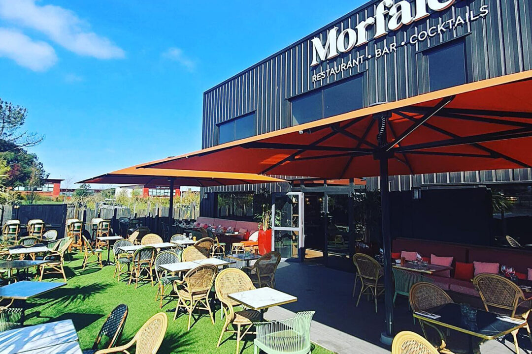 2 parasols géants Noblesse de 6x5 m avec une toile couleur Canyon installés au restaurant Morfales à Guérande (44) par Espacio