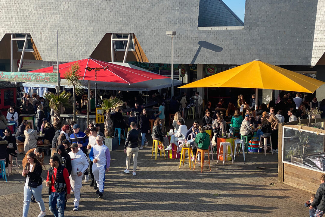 Un couplage de 2 parasols différents (Royal et Noblesse) pour une grande superficie à la terrasse de la rhumerie La P’tite Case à Pornichet (44)