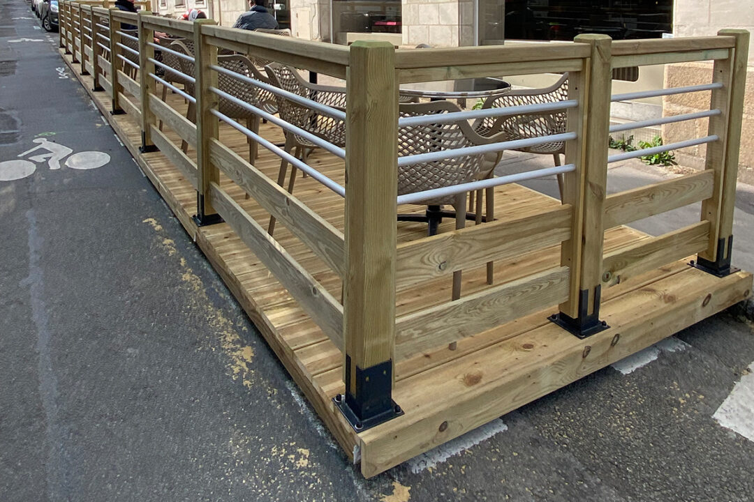 Terrasse estivale en bois installée pour Le Bistrot de Talensac à Nantes par Espacio.