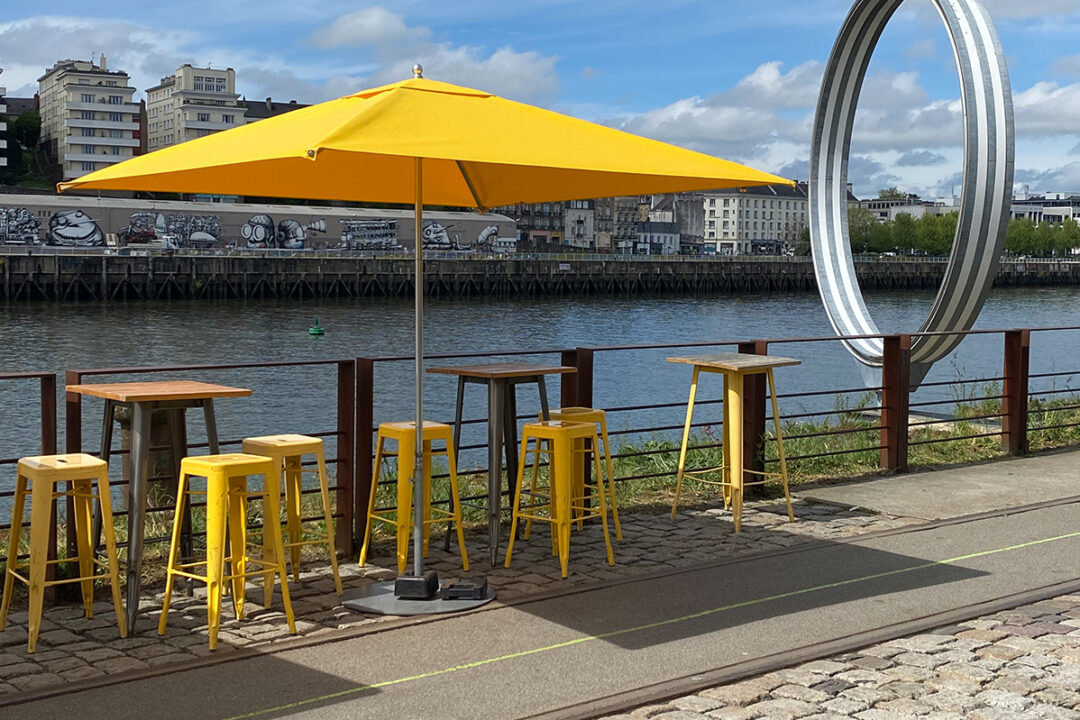 Parasol Cortina jaune installé à la terrasse de Canaille Café à Nantes (44) par ESPACIO