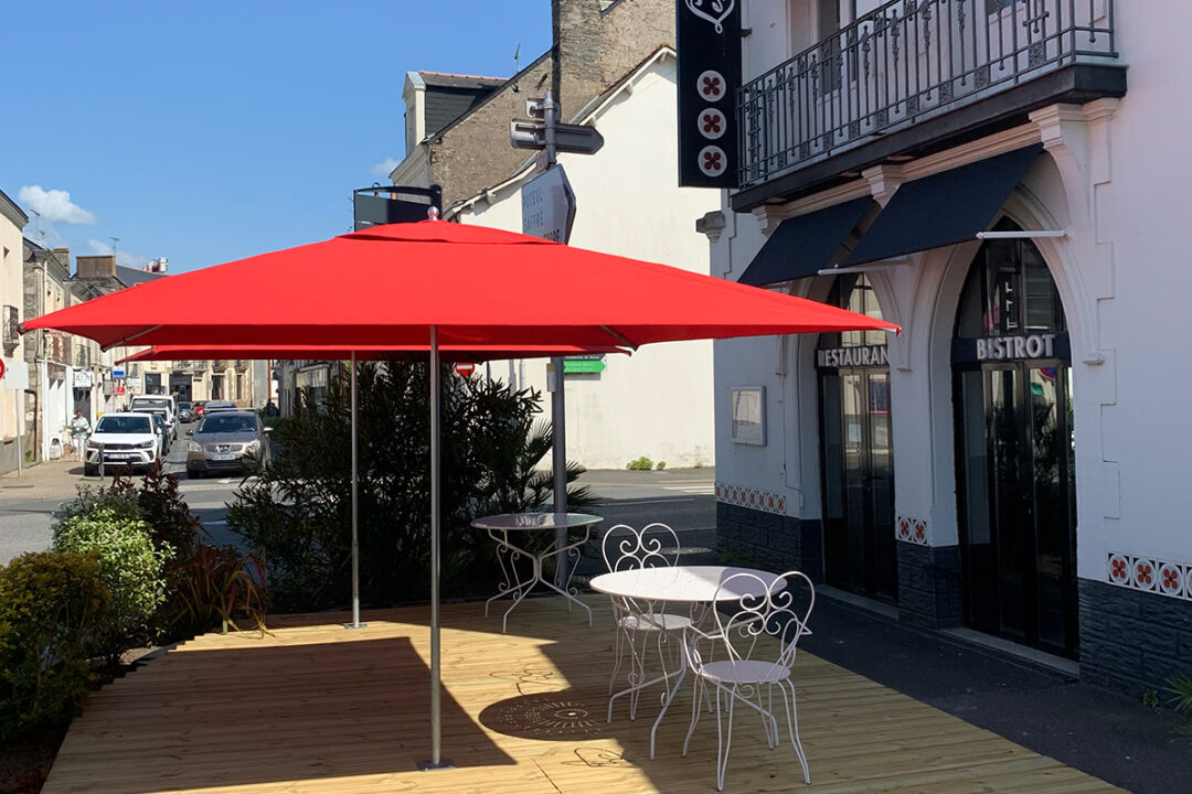 Parasols Cortina et stores bannette à projection installés au restaurant Les Trois Marchands à Nozay (44) par Espacio