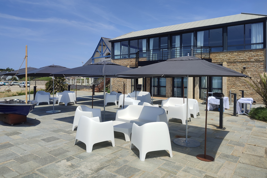 10 parasols Cortina gris installés à la terrasse du restaurant VUE MER à Batz-sur-Mer (44) par ESPACIO.